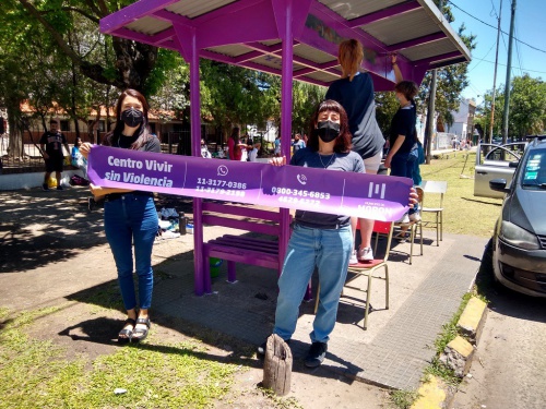 El Sagrado Corazón intervino una parada de colectivo contra la violencia de género